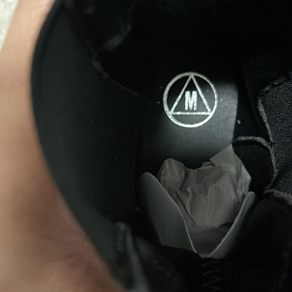 NIB Women’s Size 9 Cleated Sole Essential Chelsea Mid Ankle Boots Triple Black - Picture 11 of 14